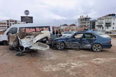 Bursa'da 14 yaşındaki ehliyetsiz sürücü park halindeki araçlara çarptı: 4 gencin durumu kritik