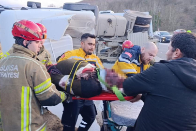 Bursa'da kontrolden çıkan beton tankeri devrildi : Sürücü ağır yaralı