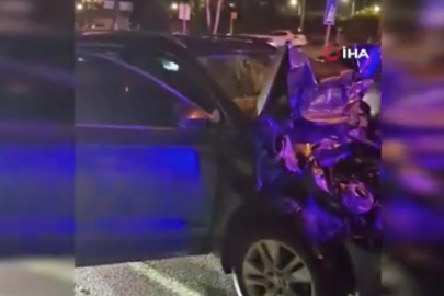 Temizlik aracına çarpan otomobil hurdaya döndü