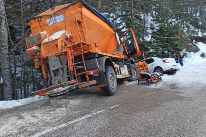 Uludağ yolunda kar küreme aracı otomobille çarpıştı: 2 yaralı