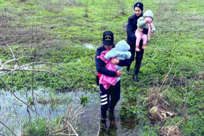 Uluabat Gölü'nde mahsur kalan aileyi jandarma kurtardı