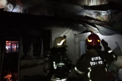 Sabaha karşı çıkan yangın evi küle çevirdi