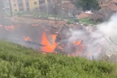 Bursa'da alev alev yanan ev kullanılmaz hale geldi