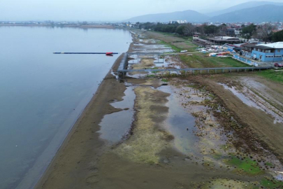 Fabrikaların tonlarca su çektiği İznik Gölü 200 metre çekildi