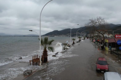 Gemlik'te deniz taştı, sahil yolu sular altında kaldı