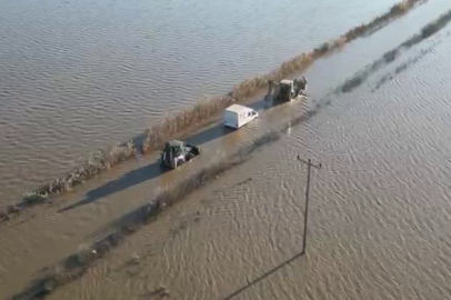 Sel sularında araçta mahsur kalan sürücü ekiplerce kurtarıldı