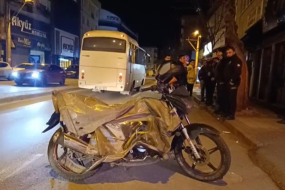 İki motosiklet çarpıştı 1'i hamile 2 yaralı