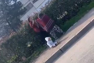 Dilenci kadınların kavgası kamerada: Kucağındaki bebek yere düştü