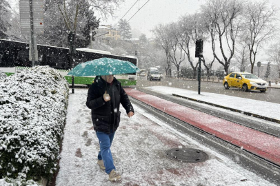 Bursa'da şehir merkezinde kar sürprizi...Uludağ'a çıkacaklar dikkat....
