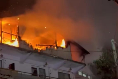 2 katlı evin çatısı alevlere teslim oldu