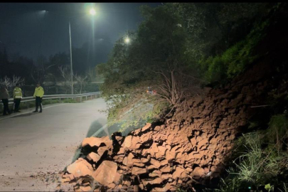 Araç kazayı kıl payı atlattı, heyelanla düşen kayalar yola savruldu