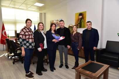 Büyükşehir'den kadın çalışanlara çiçek jesti