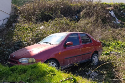 Freni boşalan otomobil şarampole uçtu: Baba ve oğlu yaralandı