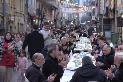 Bursa’da dev sofra: 4 Bin 500 kişi aynı anda iftar yaptı!