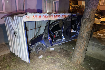 Bursa'da kontrolden çıkan araç apartmanın bahçesine savruldu