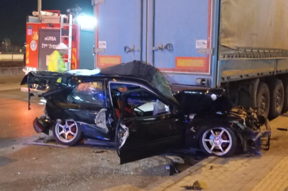 Otomobil tırın altına girdi: Sürücü ağır yaralandı