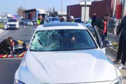 Bursa'da korkutan kaza! Araç camına çarpan genç yola savruldu