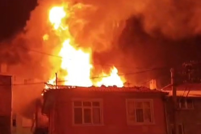 Bursa'da metruk binanın çatı katı alevlere teslim oldu