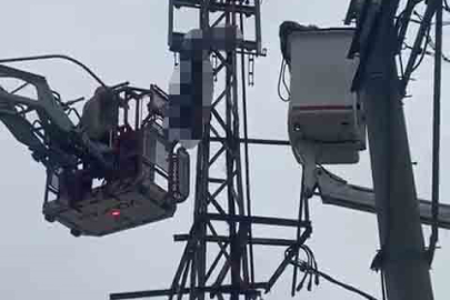 Hırsızlık için çıktığı elektrik direği sonu oldu