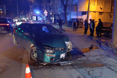 Kontrolden çıkan otomobil direğe çarptı: 3 yaralı