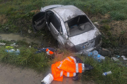 Bursa'da taklalar atan otomobil tarlaya uçtu: 3 yaralı