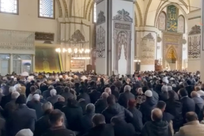 Bursa'da vatandaşlar bayram namazında Ulu Cami'ye akın etti