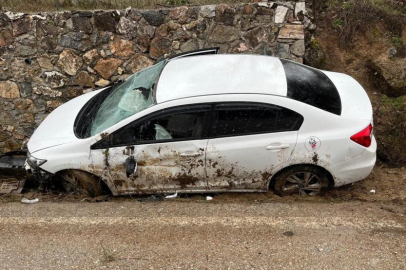 Kontrolden çıkan otomobil istinat duvarına çarptı: 4 yaralı