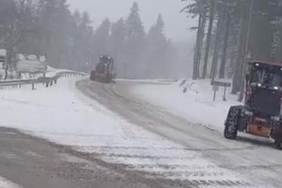 Uludağ’da bayramda kar sürprizi: Yollar beyaza büründü, ekipler seferber oldu