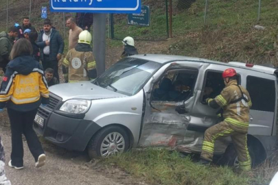 Bursa'da kamyonet ile hafif ticari araç çarpıştı: 4 yaralı