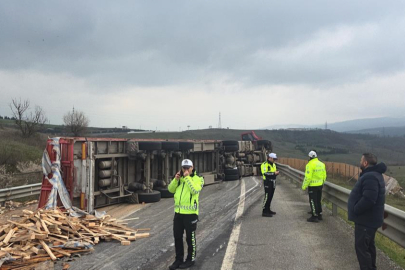 Tır devrildi: Bursa yolu ulaşıma kapandı