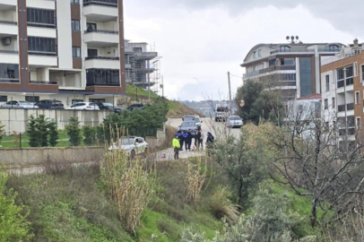 Bursa''da yağmur sonrası site önündeki yol çöktü