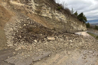 Bursa’da heyelan yolu kapattı: