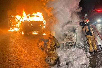 Bursa'da seyir halindeki otomobil alev alev yandı