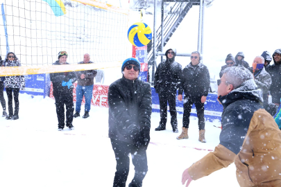 Osmangazi’den Uludağ’da Nefes Kesen Kar Voleybolu Şöleni