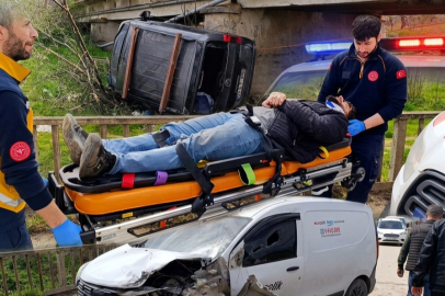 Bursa'da 3 araç birbirine girdi, 1'i dereye uçtu: 4 yaralı