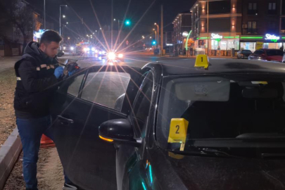 Seyir halindeki otomobile yorgun mermi isabet etti