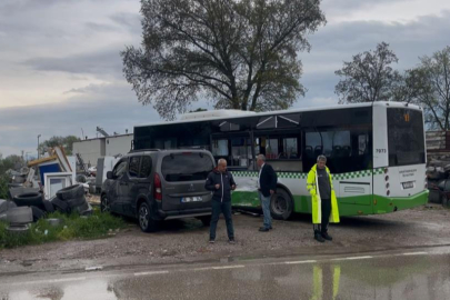 Bursa'da Belediye Otobüsü ile Kamyon Çarpıştı: 2 Sürücü Yaralı