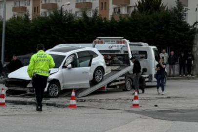 Bursa’da iki otomobil çarpıştı: 2 yaralı