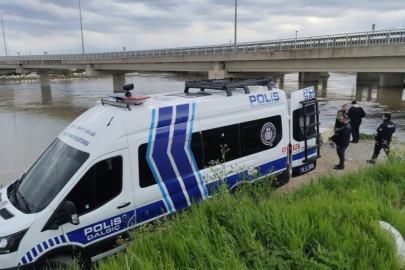 Yükselen sular aracı yuttu; Kayıp sürücü aranıyor