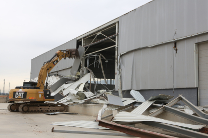 Nilüfer’de 4 bin metrekarelik kaçak depo yıkıldı