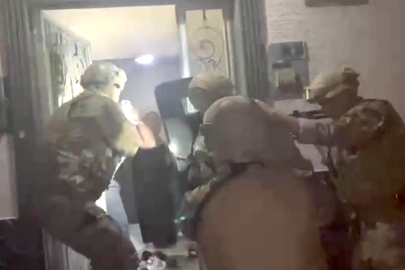 Kurye kılığıyla girdiler, silahla alıkoydular... Özel Harekat kapıları koçbaşıyla kırdı
