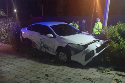 Alkollü sür��cü kazaya neden oldu, araçlar hurdaya döndü