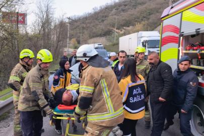 Bursa'da otomobil bariyerlere çarptı: 2 yaralı