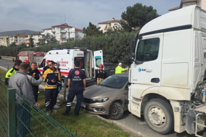 Kamyon önüne kattığı otomobili sürükledi