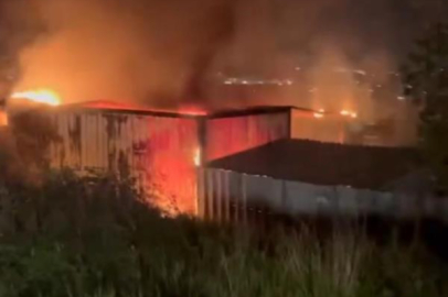 Bursa'da gece yarısı konteynır alevlere teslim oldu