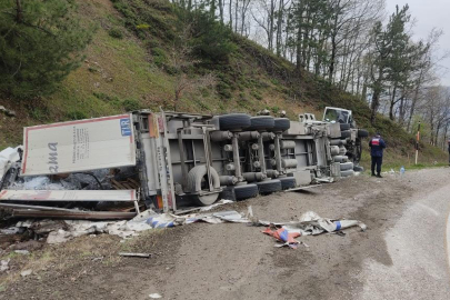 Bursa''da su yüklü tır devrildi: 1 yaralı