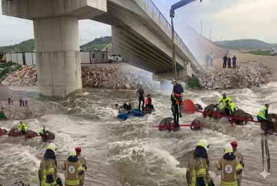 Dereyi traktörle geçmek isterken faciadan dönüldü. 10 işçi vinçle kurtarıldı