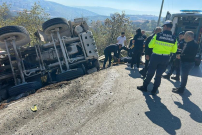 Beton mikseri şarampole yuvarlandı