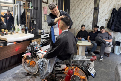 Motosikleti berber koltuğuna dönüştürdü, gençler sıraya girdi