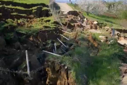 Bursa'da yol çöktü: : İki mahalleyi bağlayan yol kağıt gibi yırtıldı!